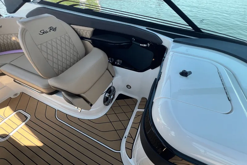 Slide: The Image of Sea Ray SLX 260 Surf 2025 - 19