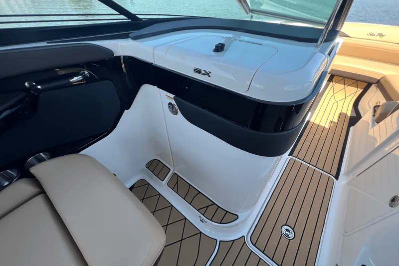 Slide: The Image of Sea Ray SLX 260 Surf 2025 - 22