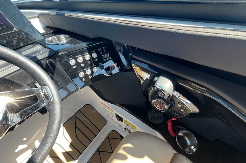 Slide: The Image of Sea Ray SLX 260 Surf 2025 - 29