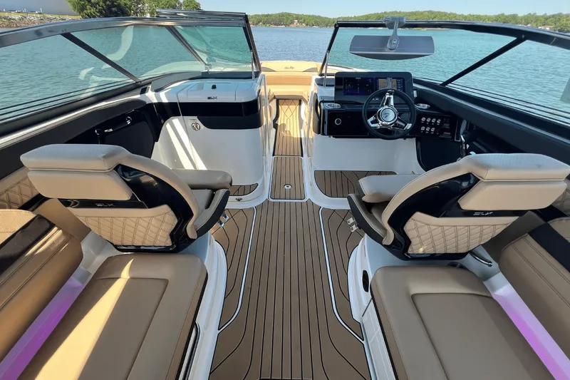 Slide: The Image of Sea Ray SLX 260 Surf 2025 - 30