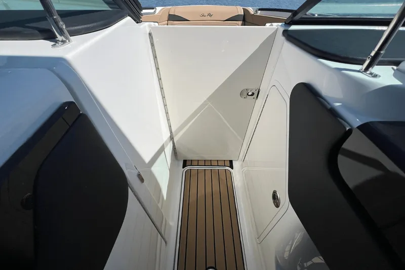 Slide: The Image of Sea Ray SLX 260 Surf 2025 - 31