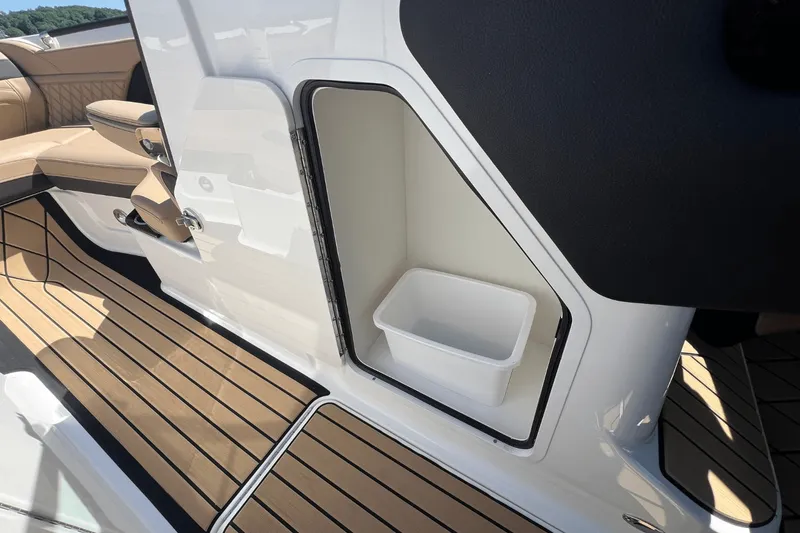 Slide: The Image of Sea Ray SLX 260 Surf 2025 - 32