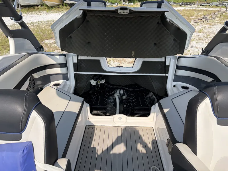 Slide: The Image of Yamaha 242 Limited SE 2020 - 18
