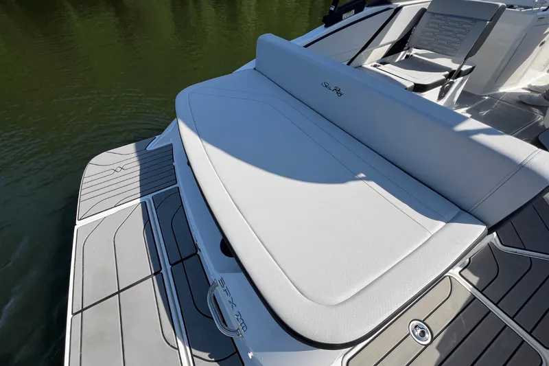 Slide: The Image of Sea Ray SPX 210 2025 - 10