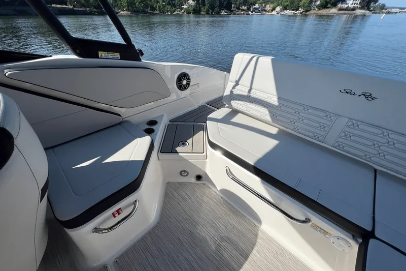 Slide: The Image of Sea Ray SPX 210 2025 - 12