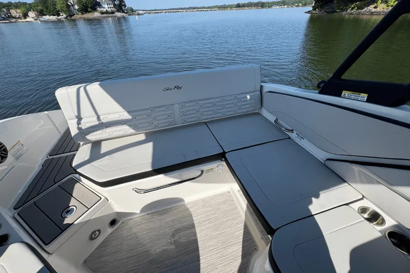 Slide: The Image of Sea Ray SPX 210 2025 - 13