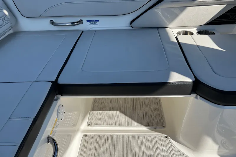 Slide: The Image of Sea Ray SPX 210 2025 - 14