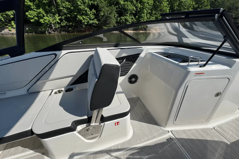 Slide: The Image of Sea Ray SPX 210 2025 - 15