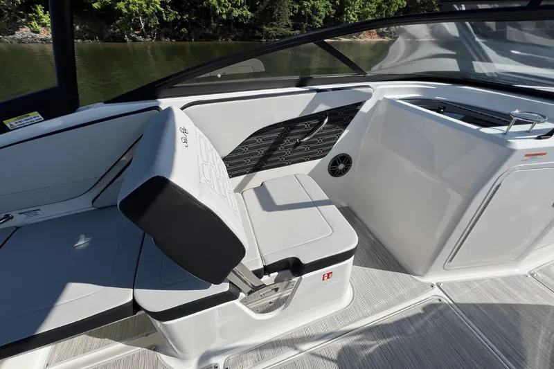 Slide: The Image of Sea Ray SPX 210 2025 - 16