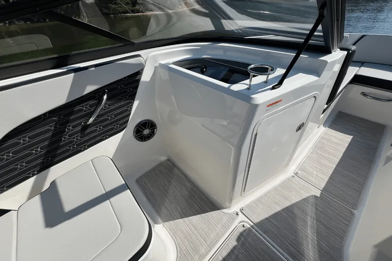 Slide: The Image of Sea Ray SPX 210 2025 - 17