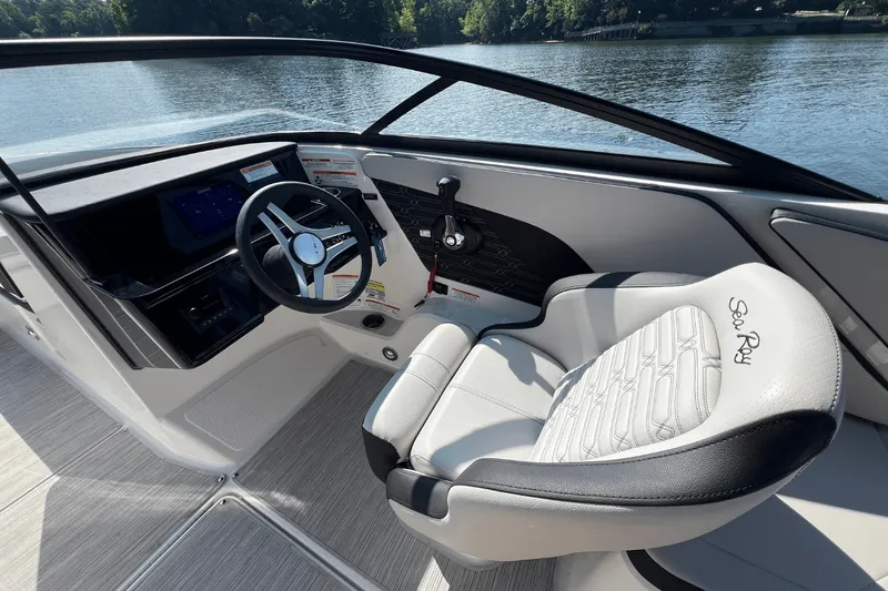 Slide: The Image of Sea Ray SPX 210 2025 - 19