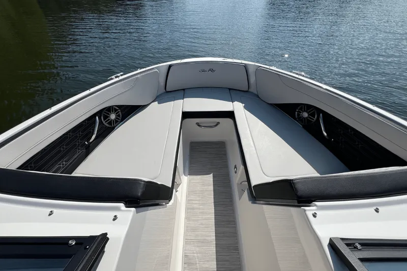 Slide: The Image of Sea Ray SPX 210 2025 - 23