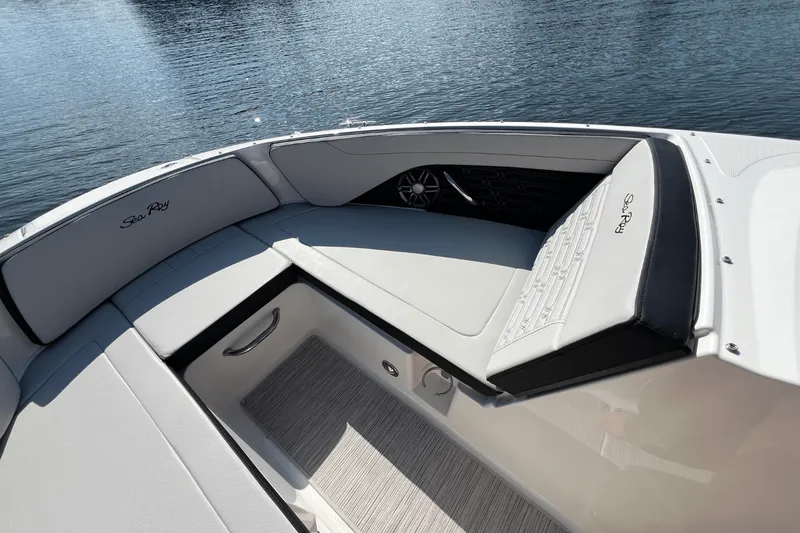 Slide: The Image of Sea Ray SPX 210 2025 - 24