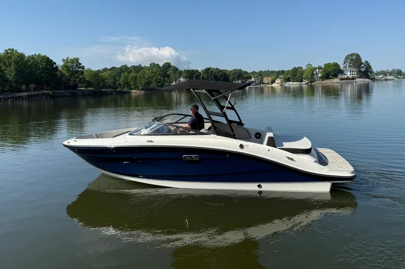 Slide: The Image of Sea Ray SPX 210 2025 - 26