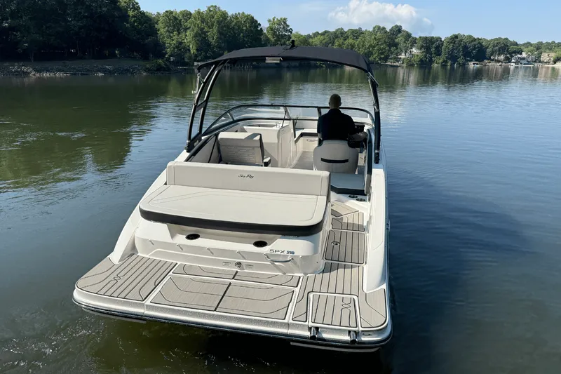 Slide: The Image of Sea Ray SPX 210 2025 - 3