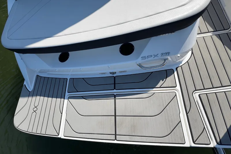 Slide: The Image of Sea Ray SPX 210 2025 - 9