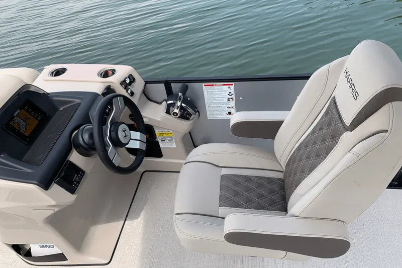 Slide: The Image of Harris 250 Sunliner Sport 2025 - 12