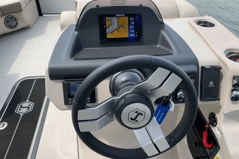 Slide: The Image of Harris 250 Sunliner Sport 2025 - 13