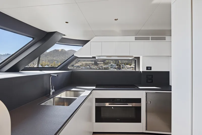 Slide: The Image of Azimut Magellano 25M 2026 - 100