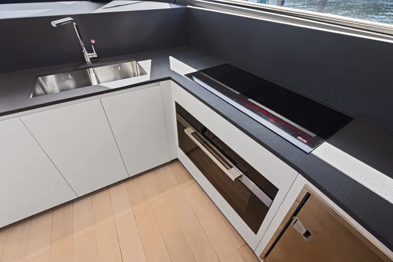 Slide: The Image of Azimut Magellano 25M 2026 - 102