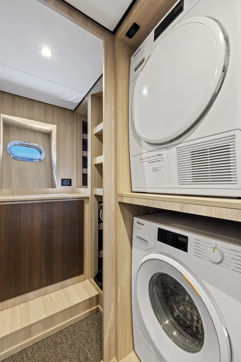 Slide: The Image of Azimut Magellano 25M 2026 - 118