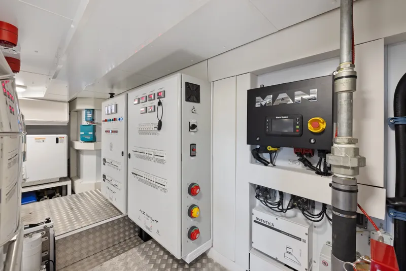 Slide: The Image of Azimut Magellano 25M 2026 - 120