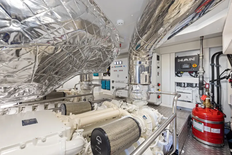 Slide: The Image of Azimut Magellano 25M 2026 - 125