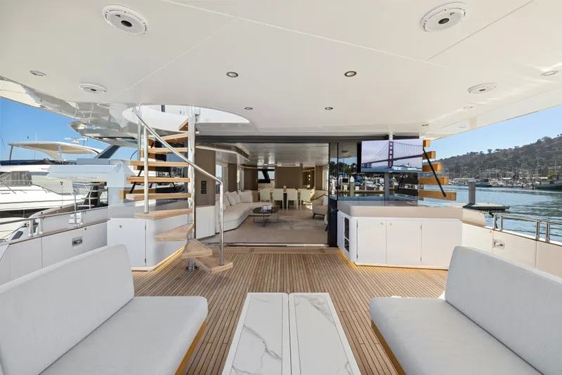 Slide: The Image of Azimut Magellano 25M 2026 - 80