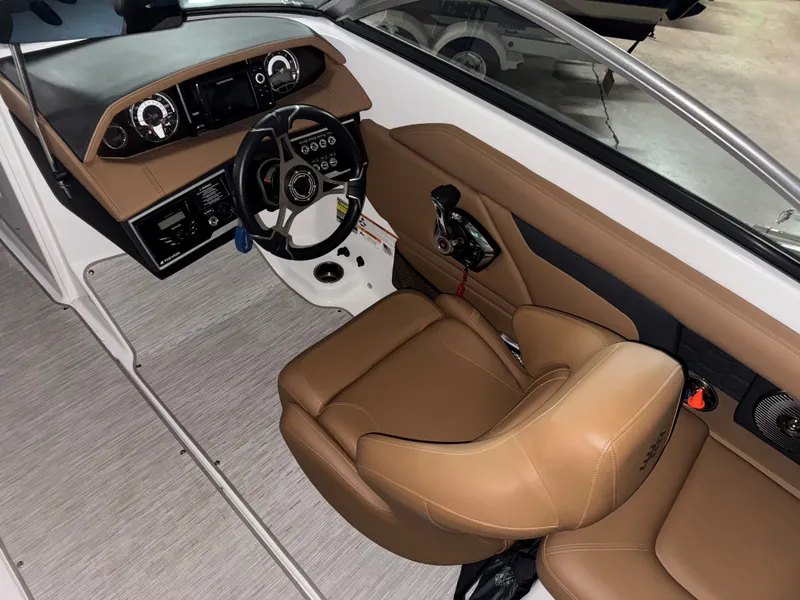 Slide: The Image of Four Winns HD 3 2022 - 3