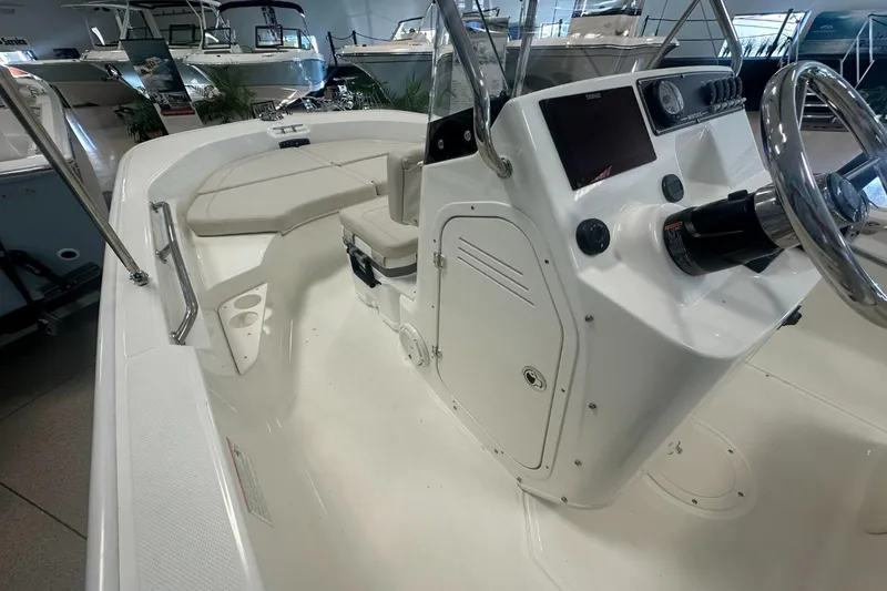 Slide: The Image of Boston Whaler 170 Montauk 2026 - 10