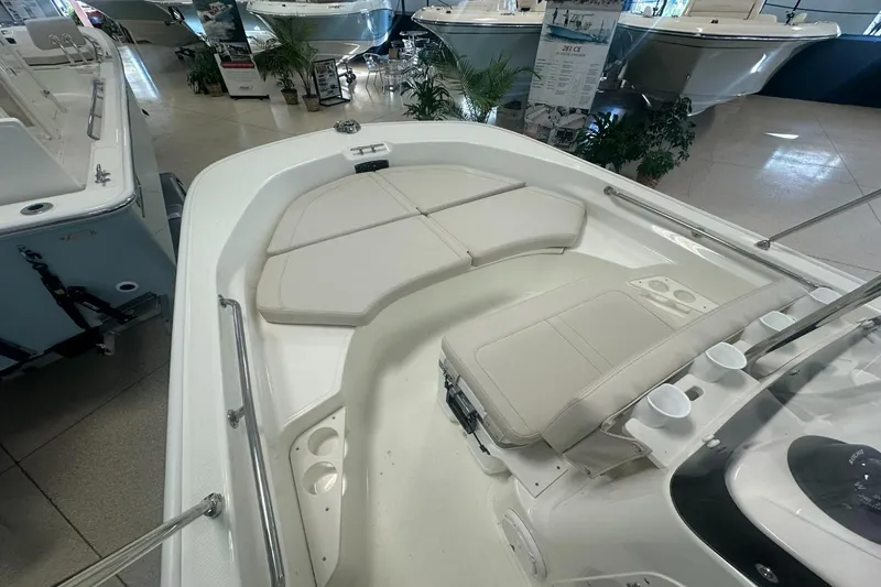 Slide: The Image of Boston Whaler 170 Montauk 2026 - 12