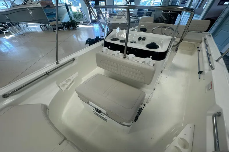 Slide: The Image of Boston Whaler 170 Montauk 2026 - 13