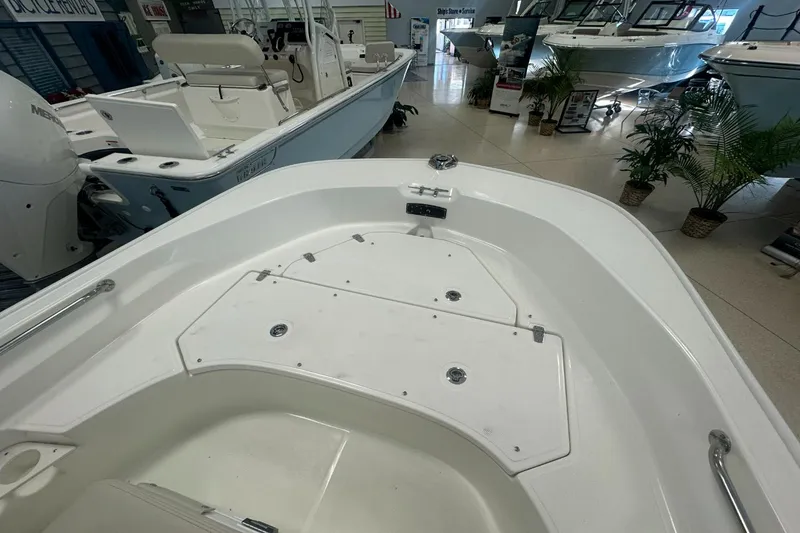 Slide: The Image of Boston Whaler 170 Montauk 2026 - 17