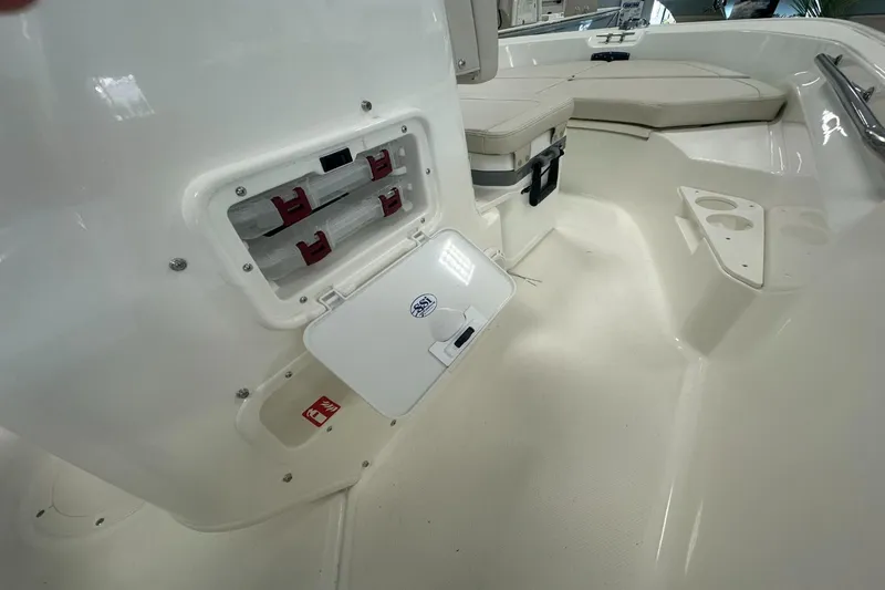 Slide: The Image of Boston Whaler 170 Montauk 2026 - 18