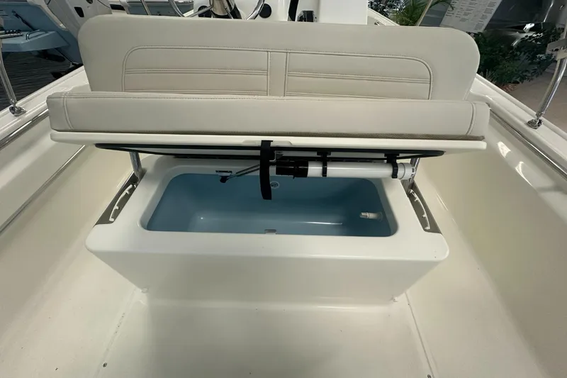 Slide: The Image of Boston Whaler 170 Montauk 2026 - 7