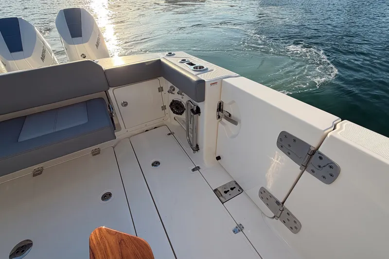 Slide: The Image of Boston Whaler 360 Outrage 2026 - 15