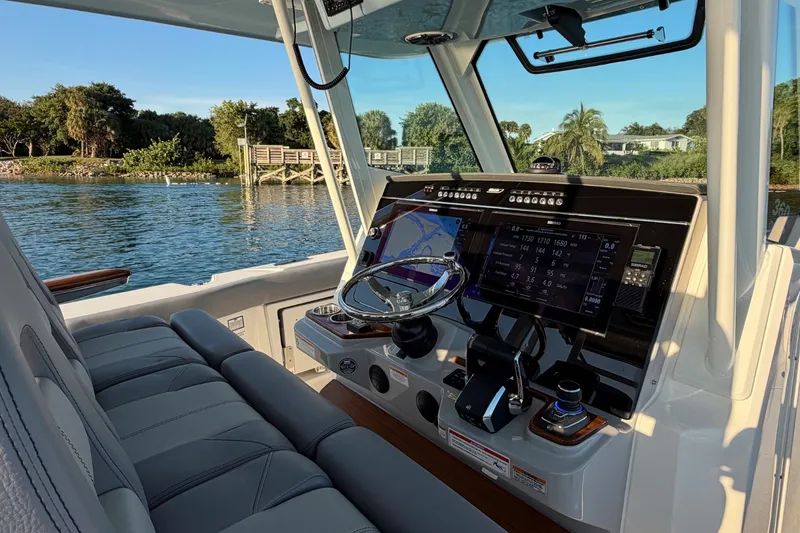 Slide: The Image of Boston Whaler 360 Outrage 2026 - 20