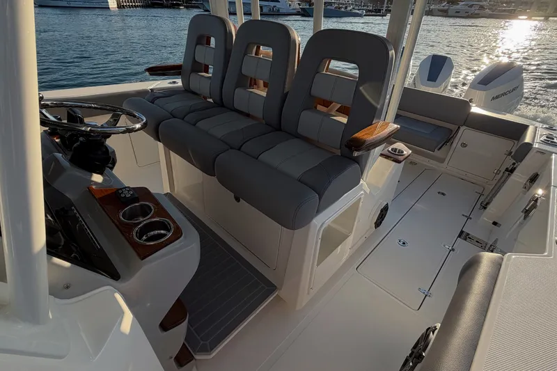 Slide: The Image of Boston Whaler 360 Outrage 2026 - 26