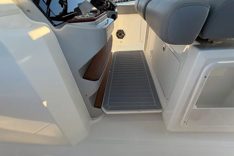 Slide: The Image of Boston Whaler 360 Outrage 2026 - 27