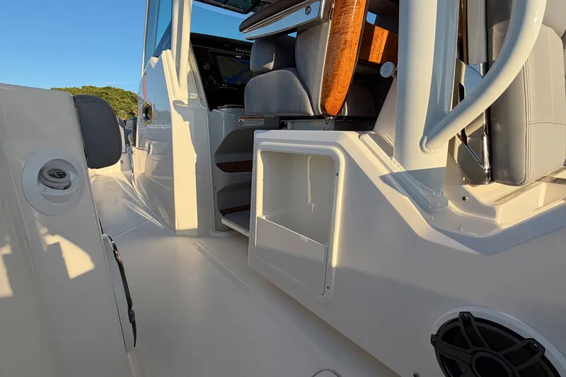 Slide: The Image of Boston Whaler 360 Outrage 2026 - 28