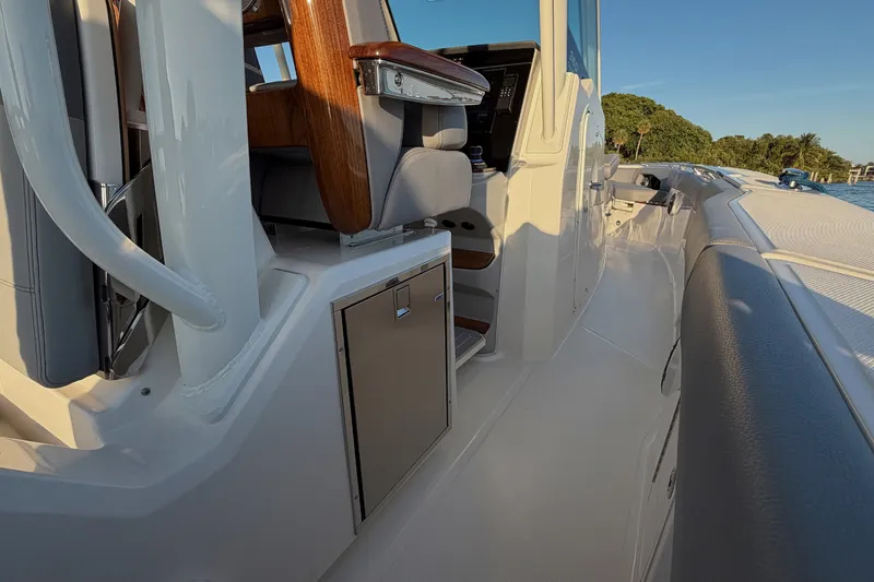 Slide: The Image of Boston Whaler 360 Outrage 2026 - 29