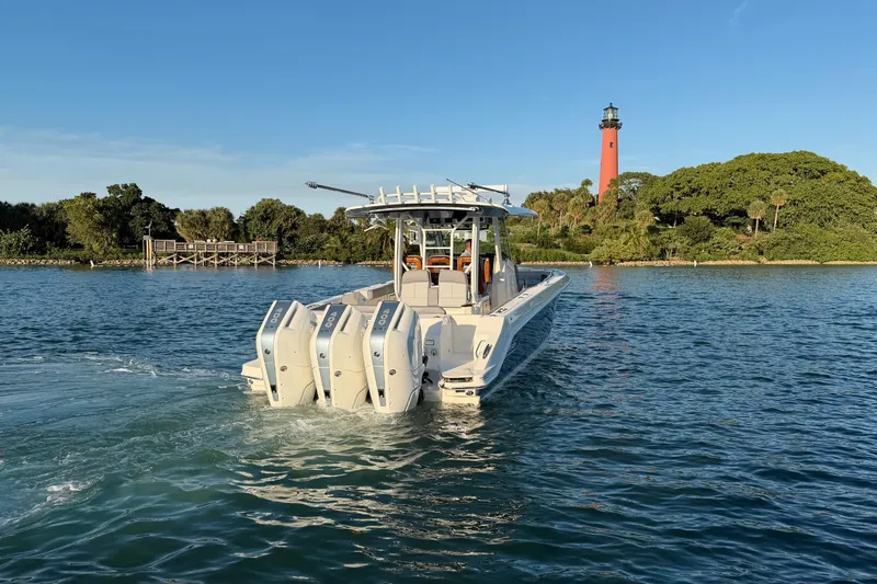 Slide: The Image of Boston Whaler 360 Outrage 2026 - 5