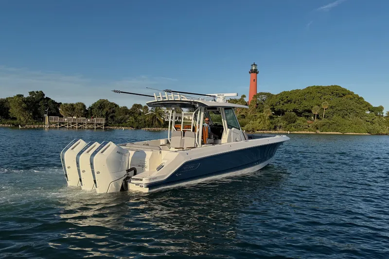 Slide: The Image of Boston Whaler 360 Outrage 2026 - 6