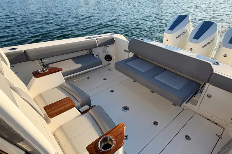 Slide: The Image of Boston Whaler 360 Outrage 2026 - 7