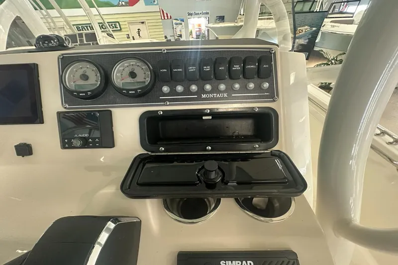 Slide: The Image of Boston Whaler 210 Montauk 2026 - 12