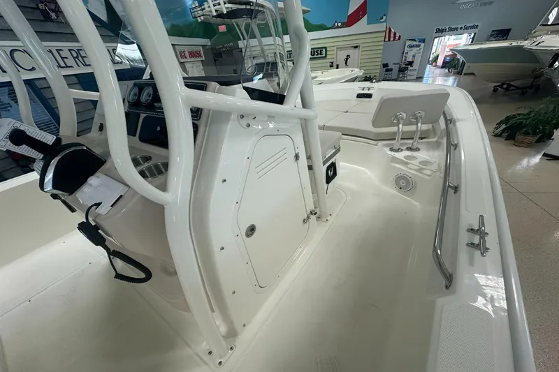 Slide: The Image of Boston Whaler 210 Montauk 2026 - 14