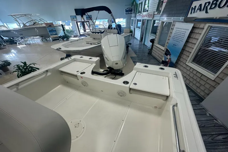 Slide: The Image of Boston Whaler 210 Montauk 2026 - 5