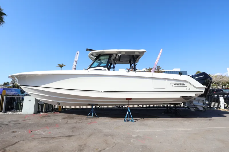 The Image of Boston Whaler 380 Outrage 2026 - 0