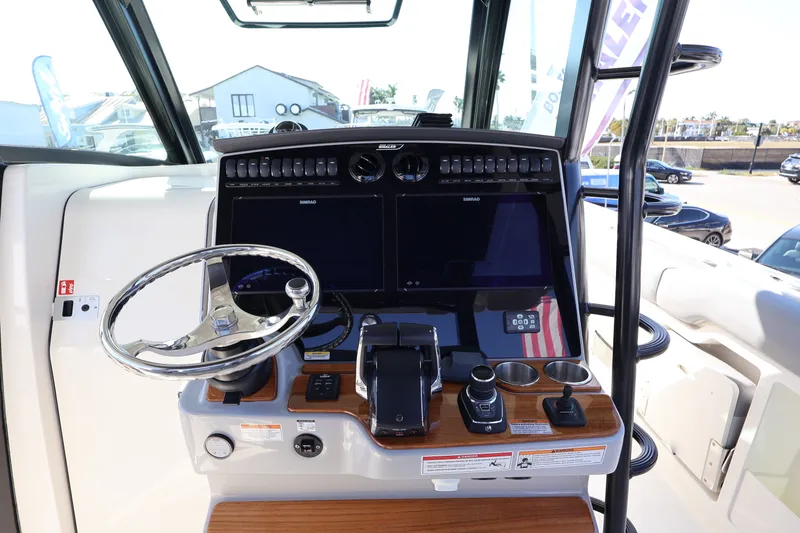 Slide: The Image of Boston Whaler 380 Outrage 2026 - 16