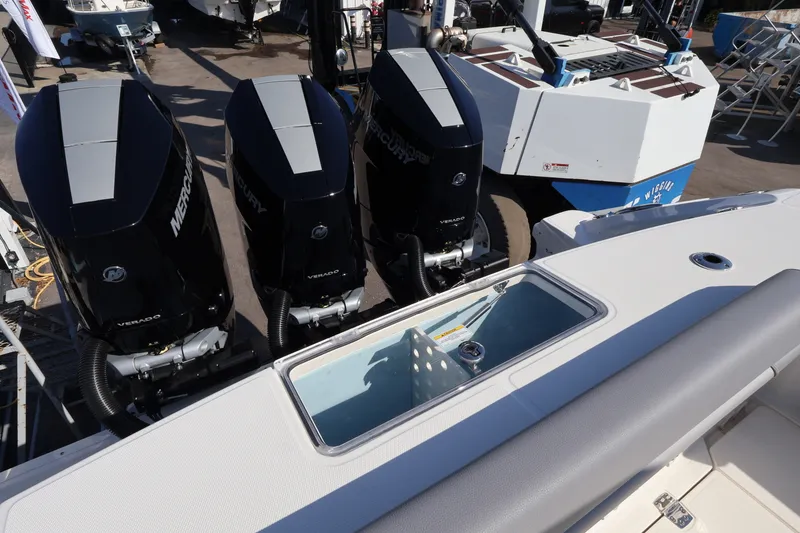 Slide: The Image of Boston Whaler 380 Outrage 2026 - 5